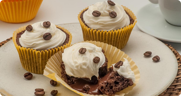 Imagem de um cupcake com graos de cafe e chantilly